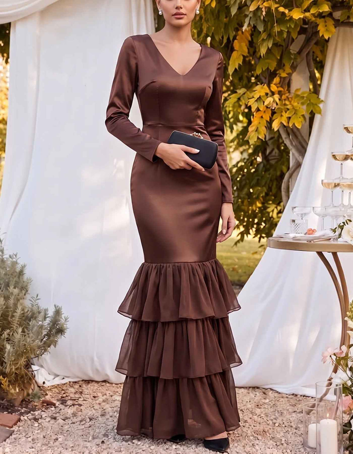 Vestido largo de satén con cuello en V, manga larga, entallado y volantes escalonados