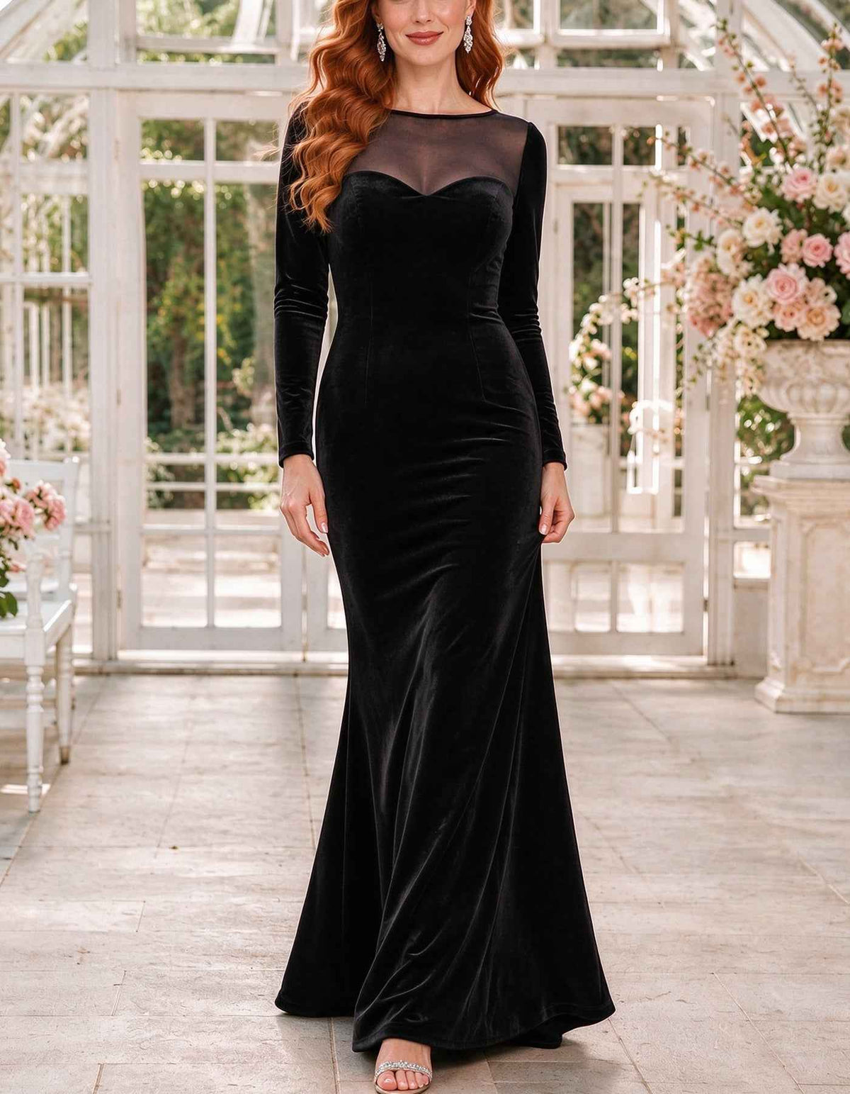 Vestido largo de terciopelo con cuello ilusión corazón y manga larga
