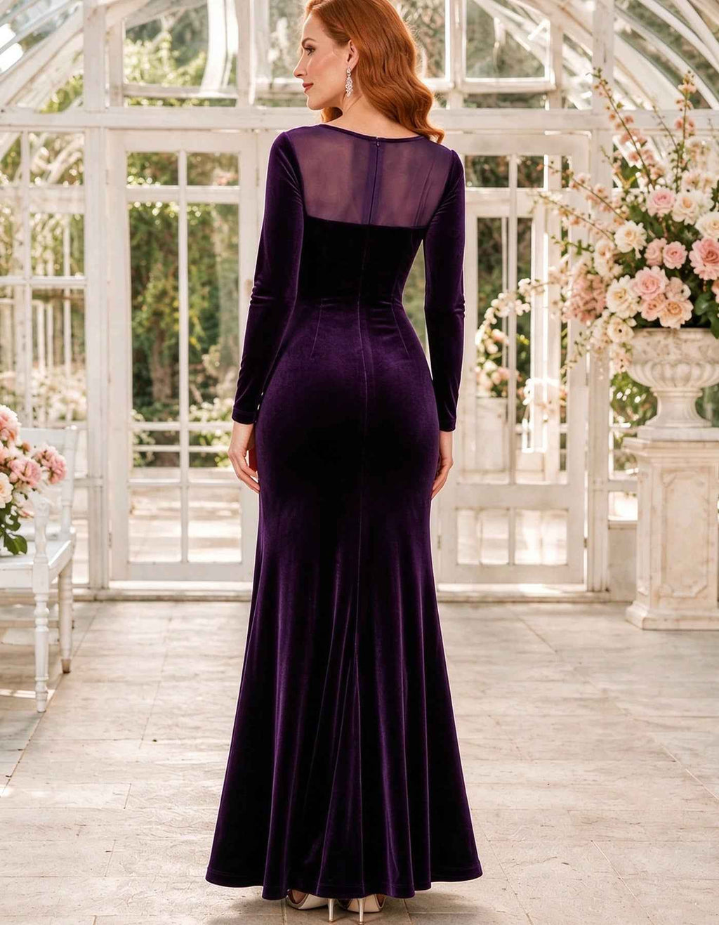 Vestido largo de terciopelo con cuello ilusión corazón y manga larga