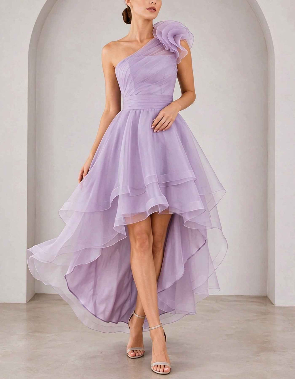 Vestido largo de organza asimétrico con gran flor de volantes y falda asimétrica
