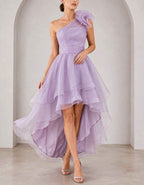 Vestido largo de organza asimétrico con gran flor de volantes y falda asimétrica