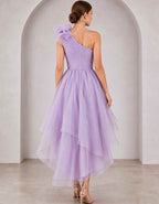 Vestido largo de organza asimétrico con gran flor de volantes y falda asimétrica