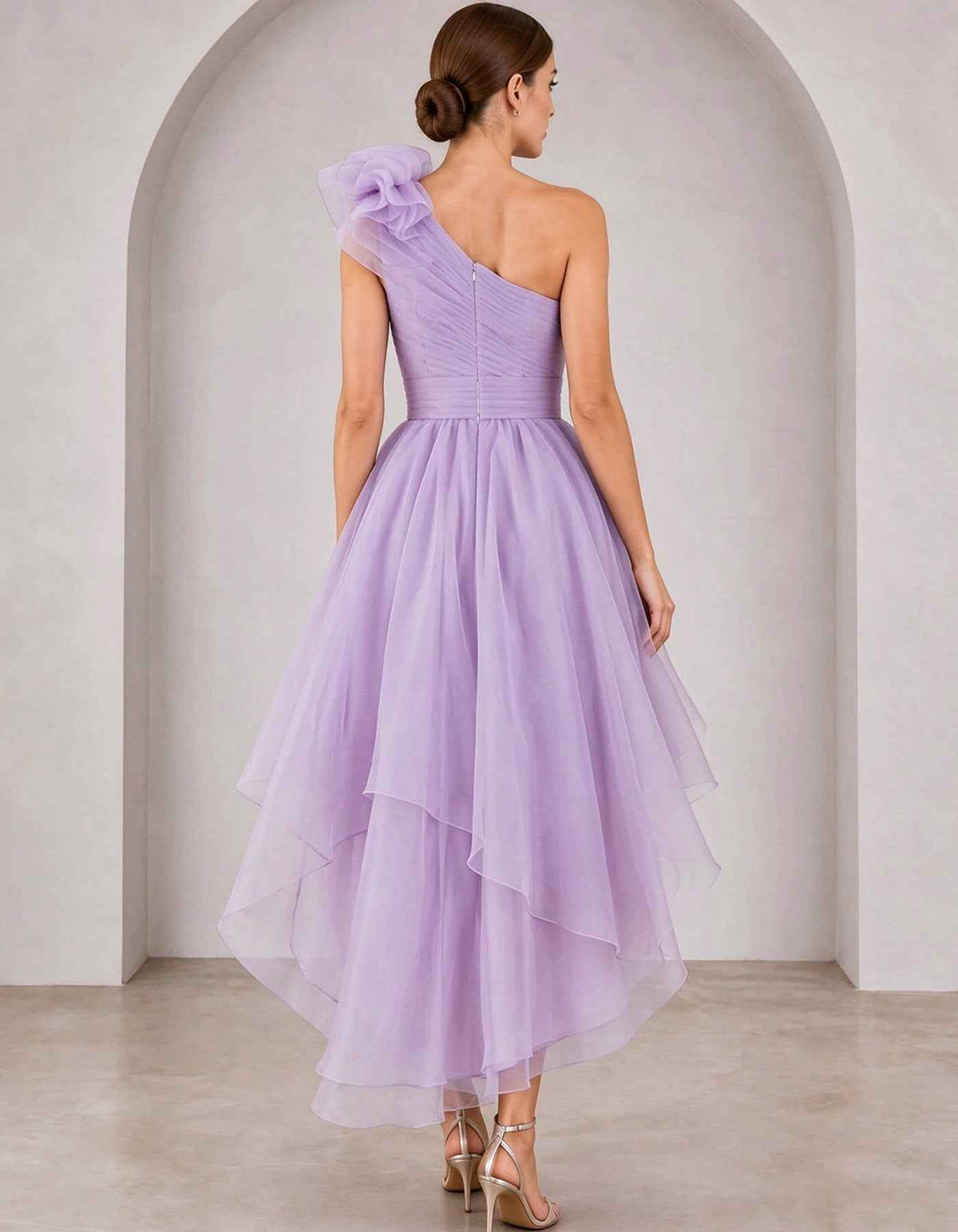 Vestido largo de organza asimétrico con gran flor de volantes y falda asimétrica