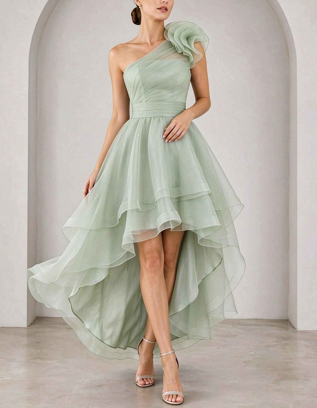 Vestido largo de organza asimétrico con gran flor de volantes y falda asimétrica