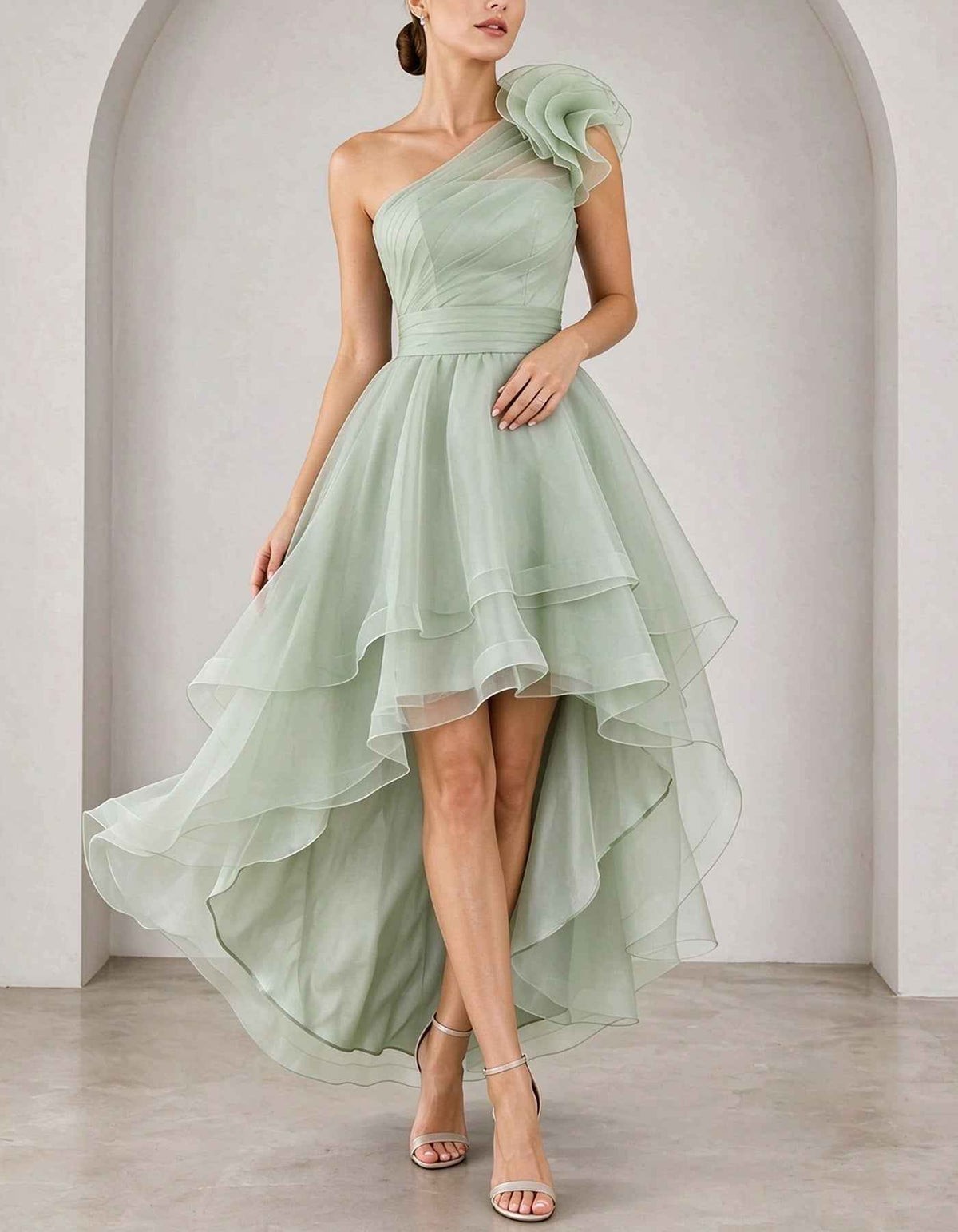 Vestido largo de organza asimétrico con gran flor de volantes y falda asimétrica