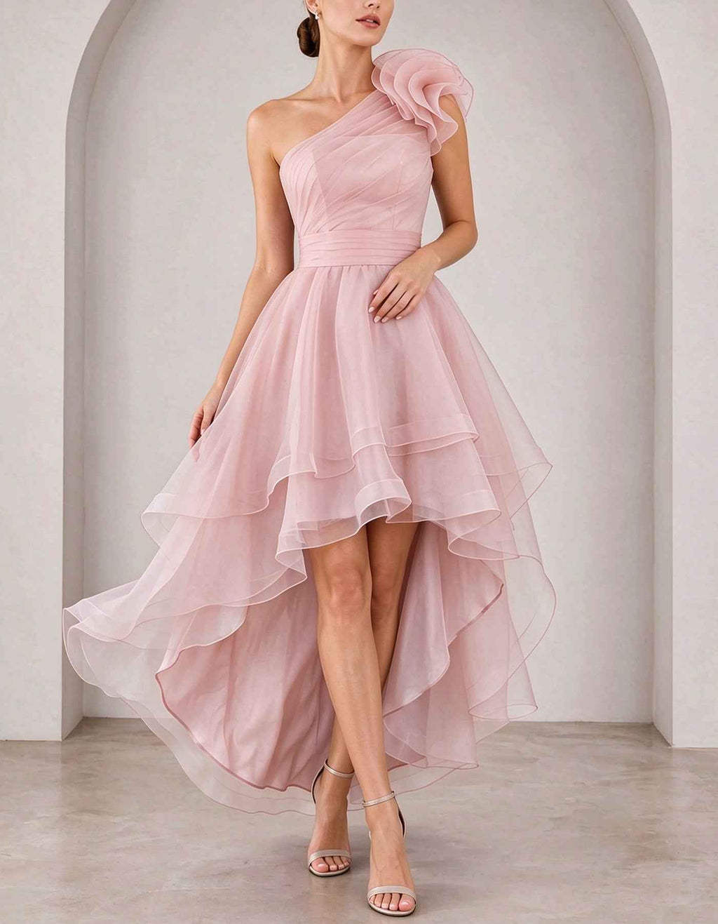 Vestido largo de organza asimétrico con gran flor de volantes y falda asimétrica