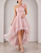 Vestido largo de organza asimétrico con gran flor de volantes y falda asimétrica