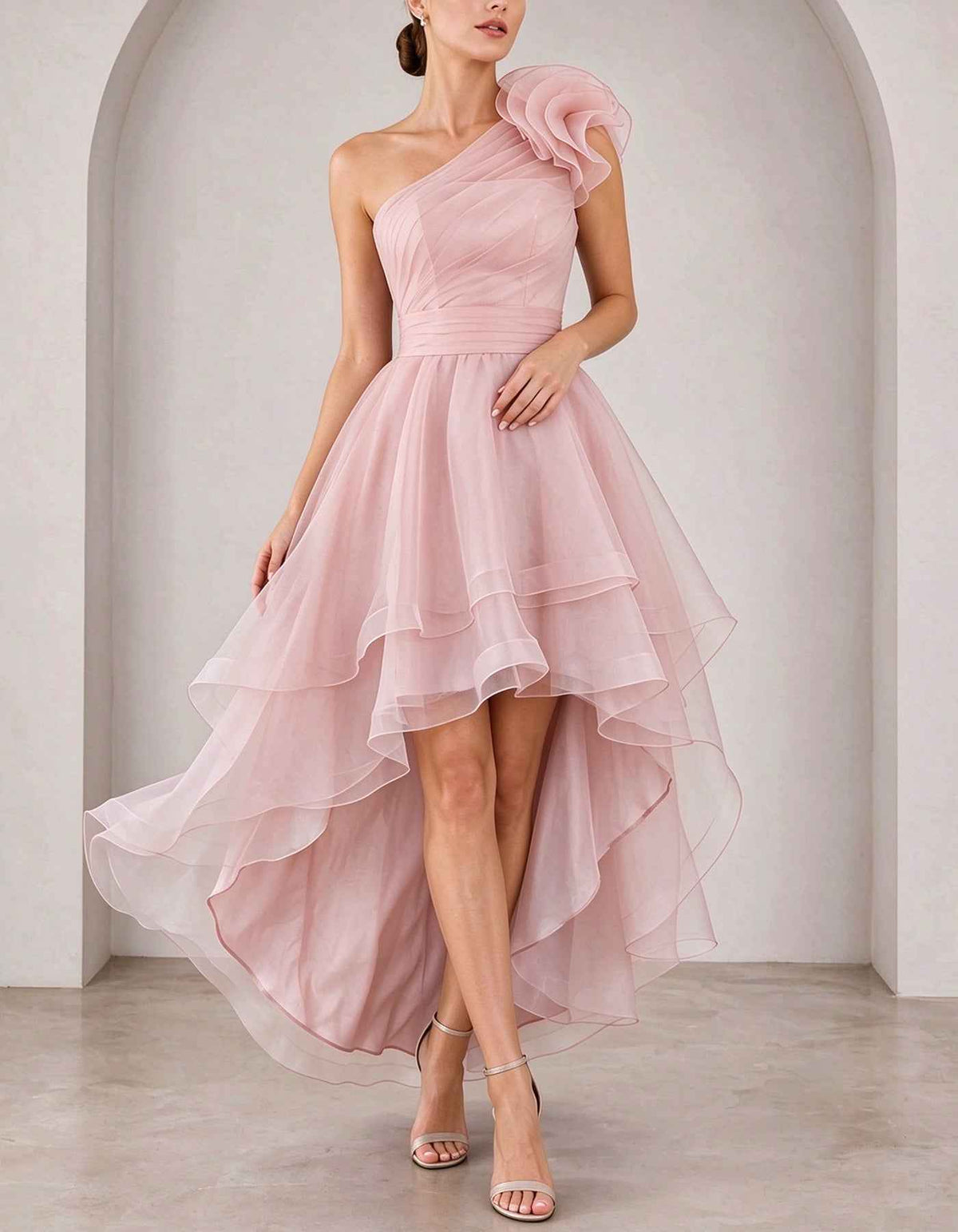 Vestido largo de organza asimétrico con gran flor de volantes y falda asimétrica
