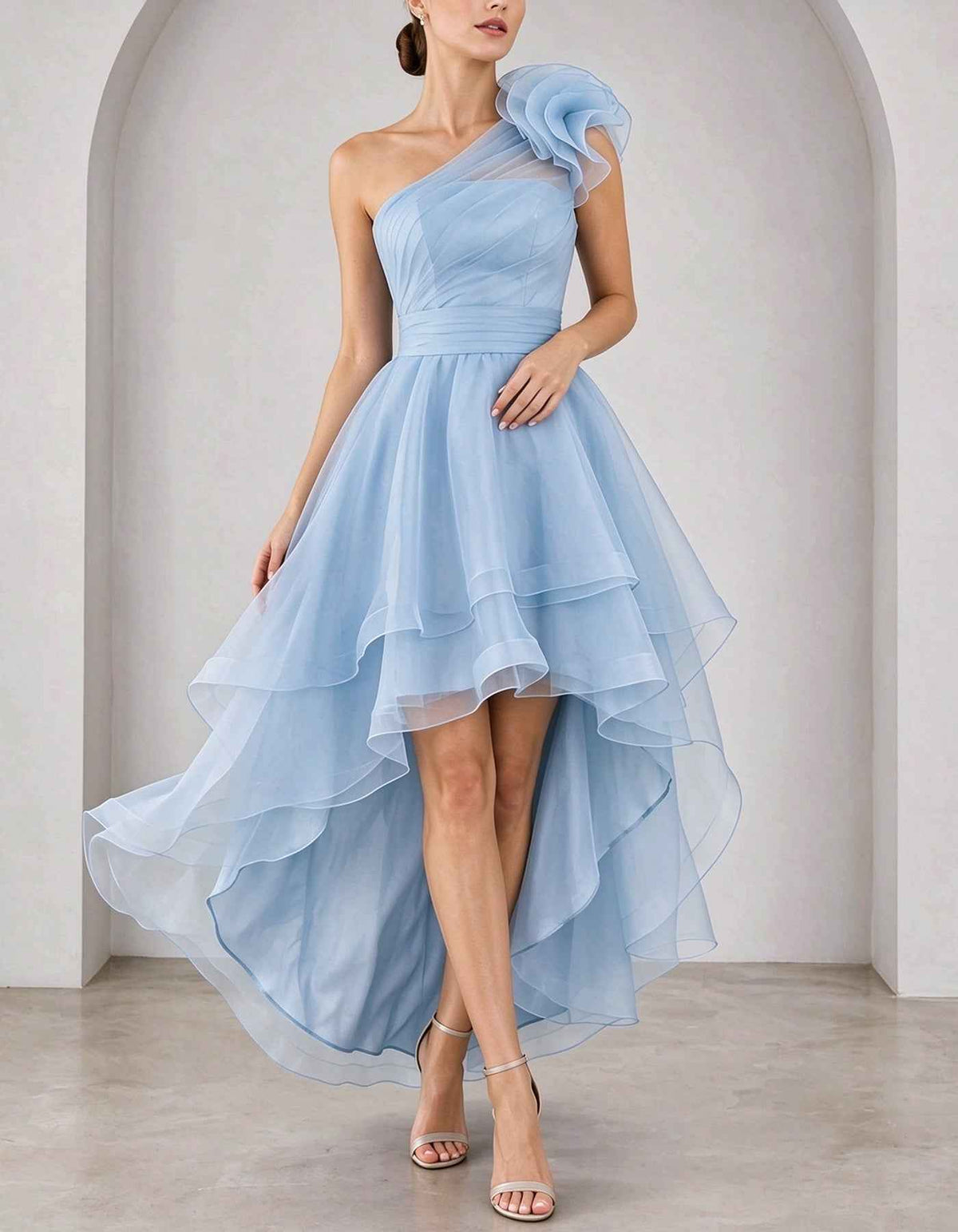Vestido largo de organza asimétrico con gran flor de volantes y falda asimétrica