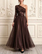 Vestido largo asimétrico de encaje y tul color café con un hombro
