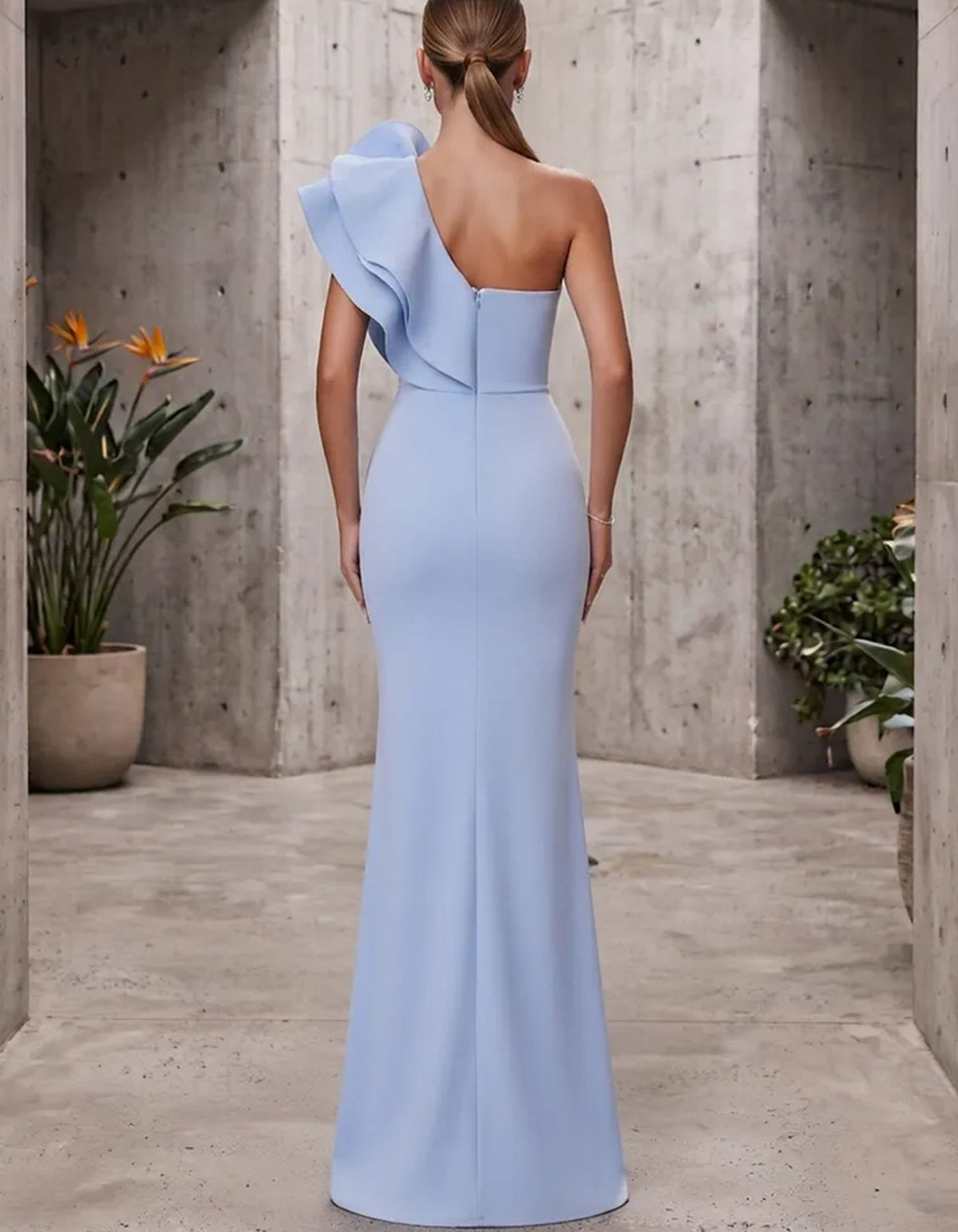 Vestido largo sirena asimétrico con flor 3D y abertura alta