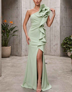Vestido largo sirena asimétrico con flor 3D y abertura alta