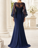 Vestido largo de encaje con cuello barco y mangas tipo capa