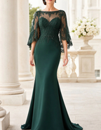 Vestido largo de encaje con cuello barco y mangas tipo capa