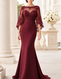 Vestido largo de encaje con cuello barco y mangas tipo capa