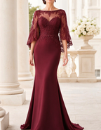 Vestido largo de encaje con cuello barco y mangas tipo capa