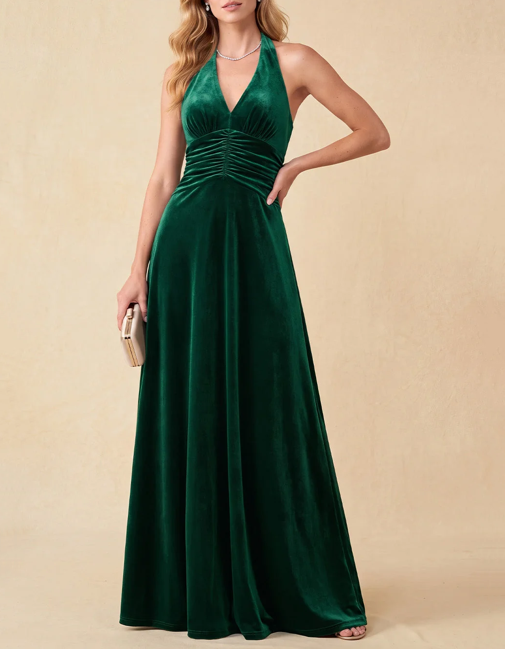 Vestido largo de terciopelo halter con escote pico profundo y cintura fruncida