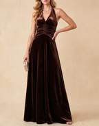 Vestido largo de terciopelo halter con escote pico profundo y cintura fruncida