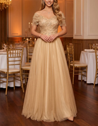 Vestido largo champán de hombros descubiertos con encaje y tul