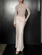 Vestido largo blanco de encaje floral y satén, cuello barco, corte sirena