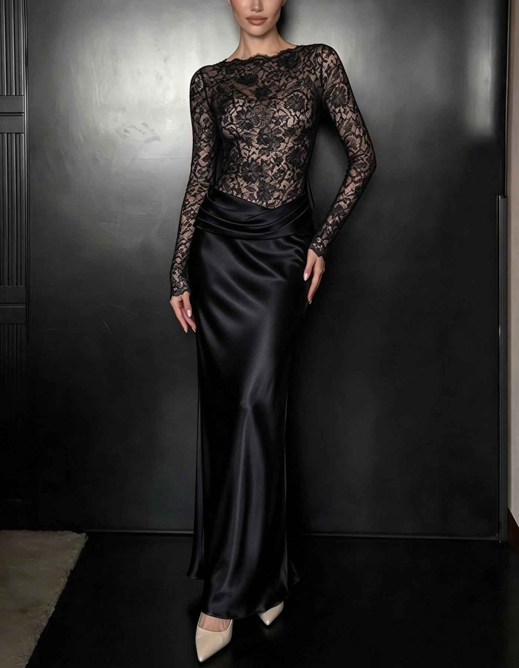 Vestido largo blanco de encaje floral y satén, cuello barco, corte sirena