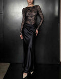Vestido largo blanco de encaje floral y satén, cuello barco, corte sirena
