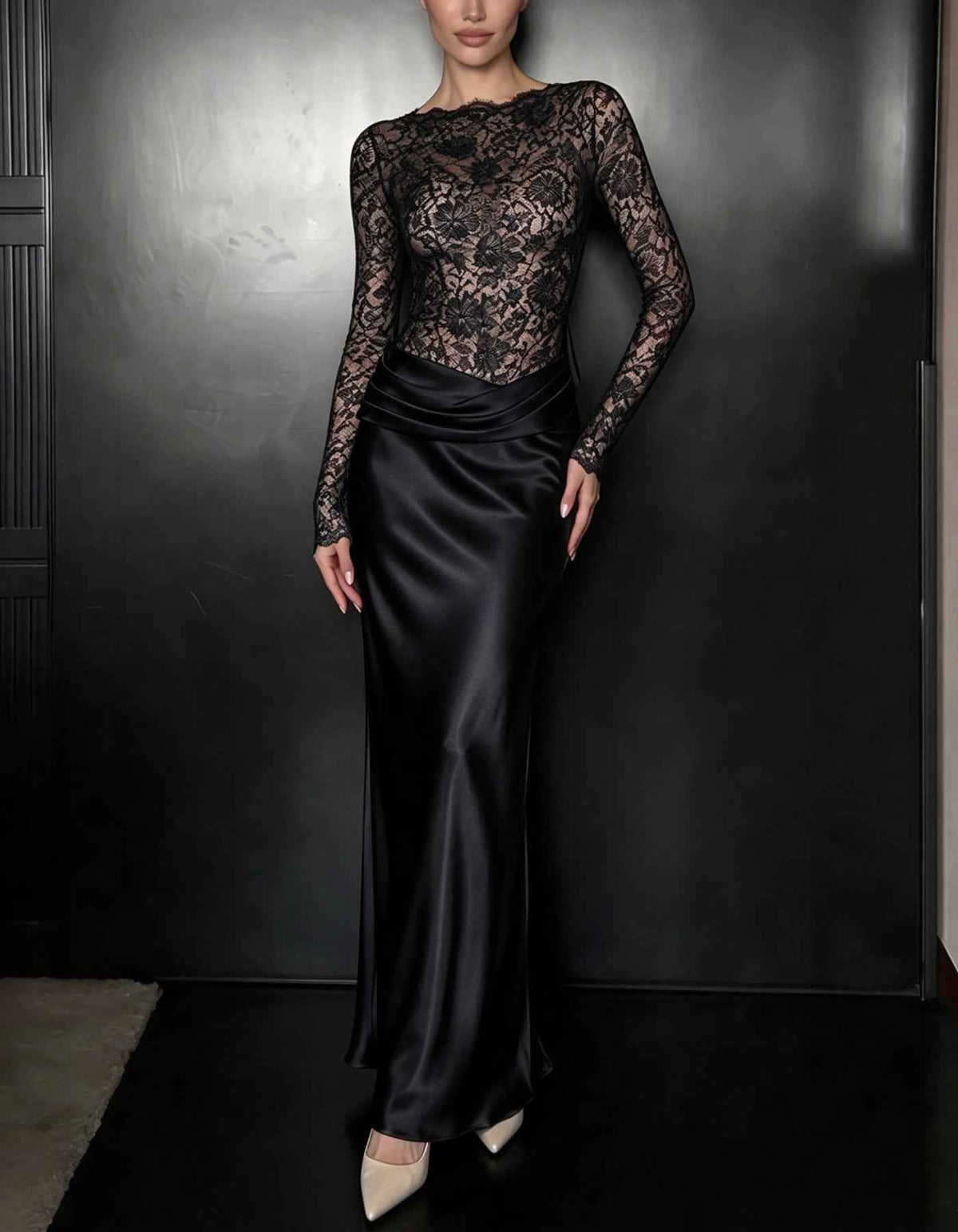 Vestido largo blanco de encaje floral y satén, cuello barco, corte sirena