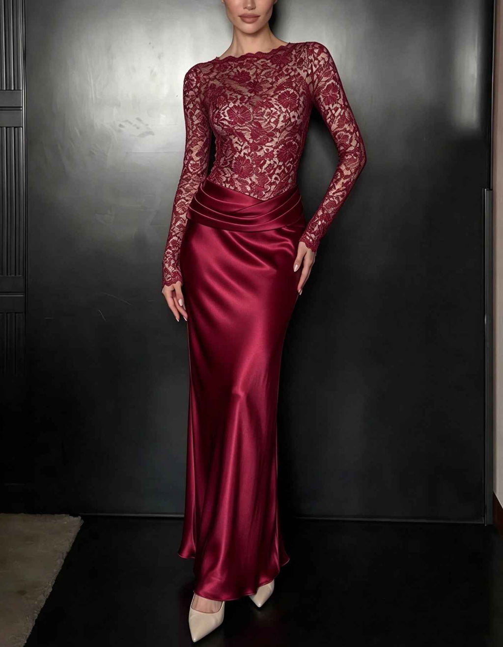 Vestido largo blanco de encaje floral y satén, cuello barco, corte sirena
