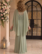 Vestido largo verde salvia de gasa con cuello barco, encaje y mangas capa