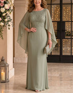Vestido largo verde salvia de gasa con cuello barco, encaje y mangas capa