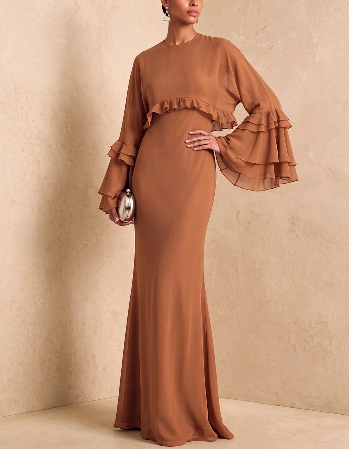 Vestido largo de gasa con cuello redondo, volantes escalonados y mangas de campana