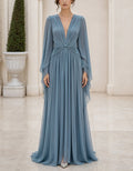 Vestido largo azul grisáceo con cuello en V, mangas acampanadas y gasa