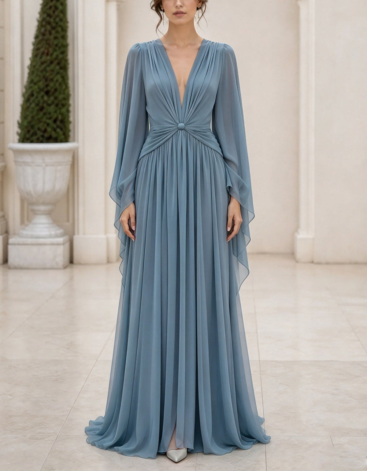 Vestido largo azul grisáceo con cuello en V, mangas acampanadas y gasa
