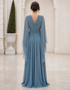 Vestido largo azul grisáceo con cuello en V, mangas acampanadas y gasa