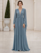 Vestido largo azul grisáceo con cuello en V, mangas acampanadas y gasa