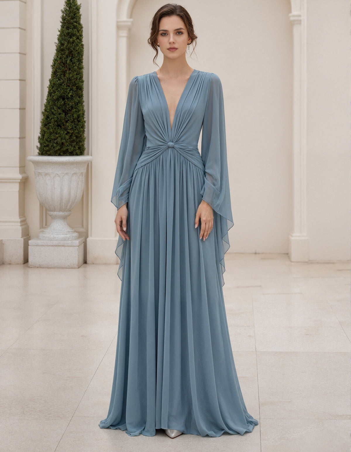 Vestido largo azul grisáceo con cuello en V, mangas acampanadas y gasa