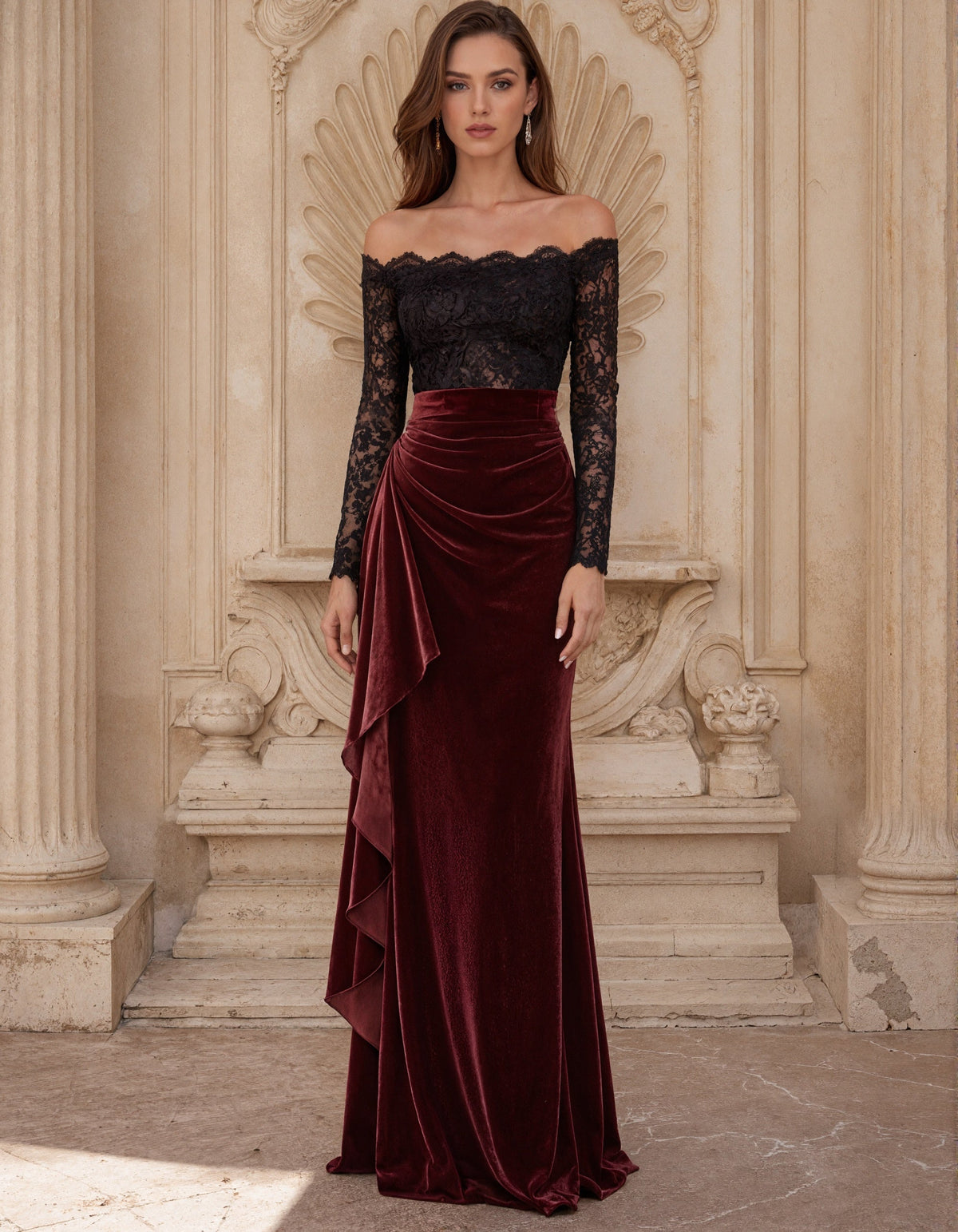 Vestido largo de encaje negro combinado con terciopelo burdeos