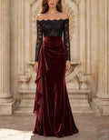 Vestido largo de encaje negro combinado con terciopelo burdeos