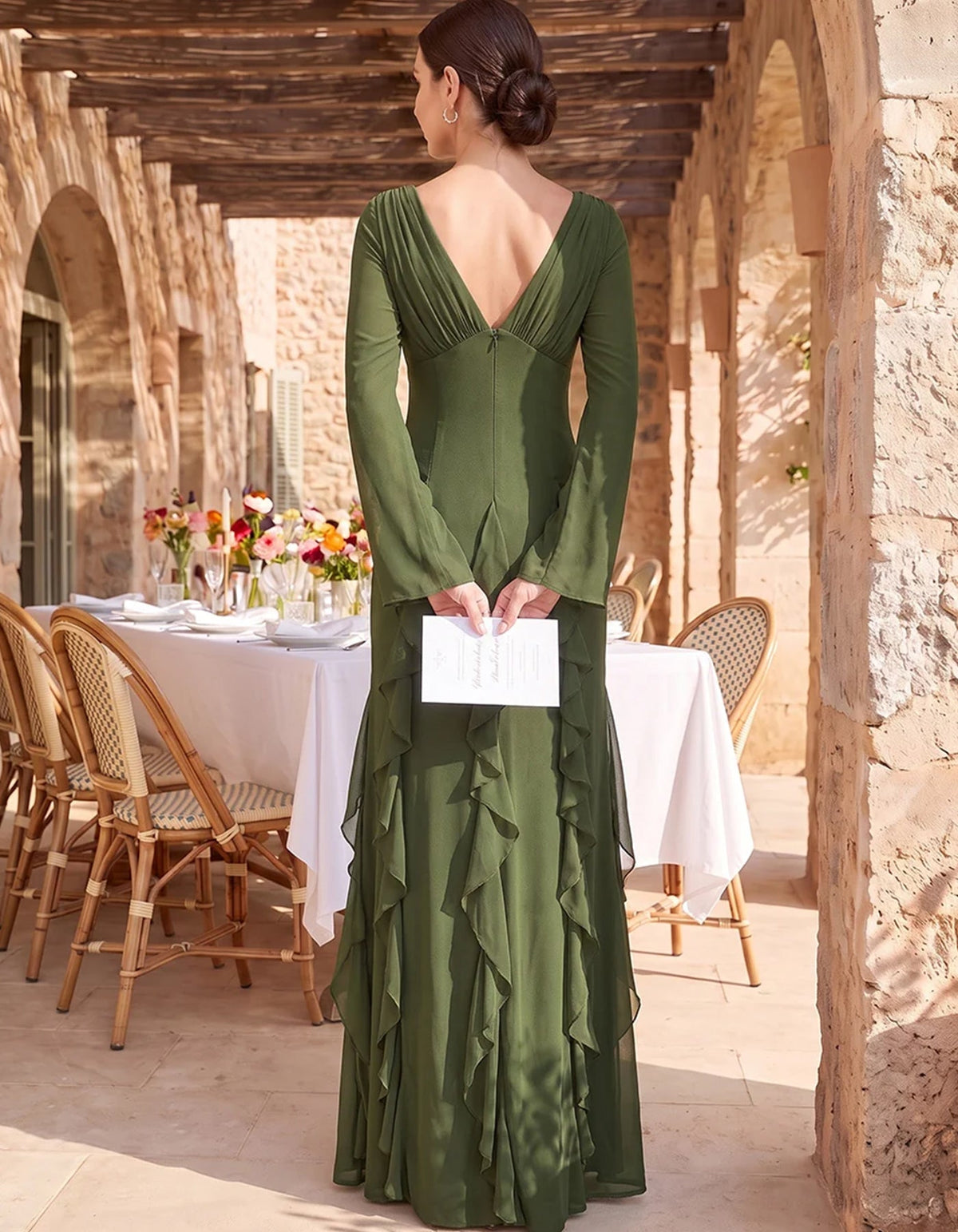 Vestido largo de gasa con escote en V, mangas acampanadas y volantes laterales en cascada