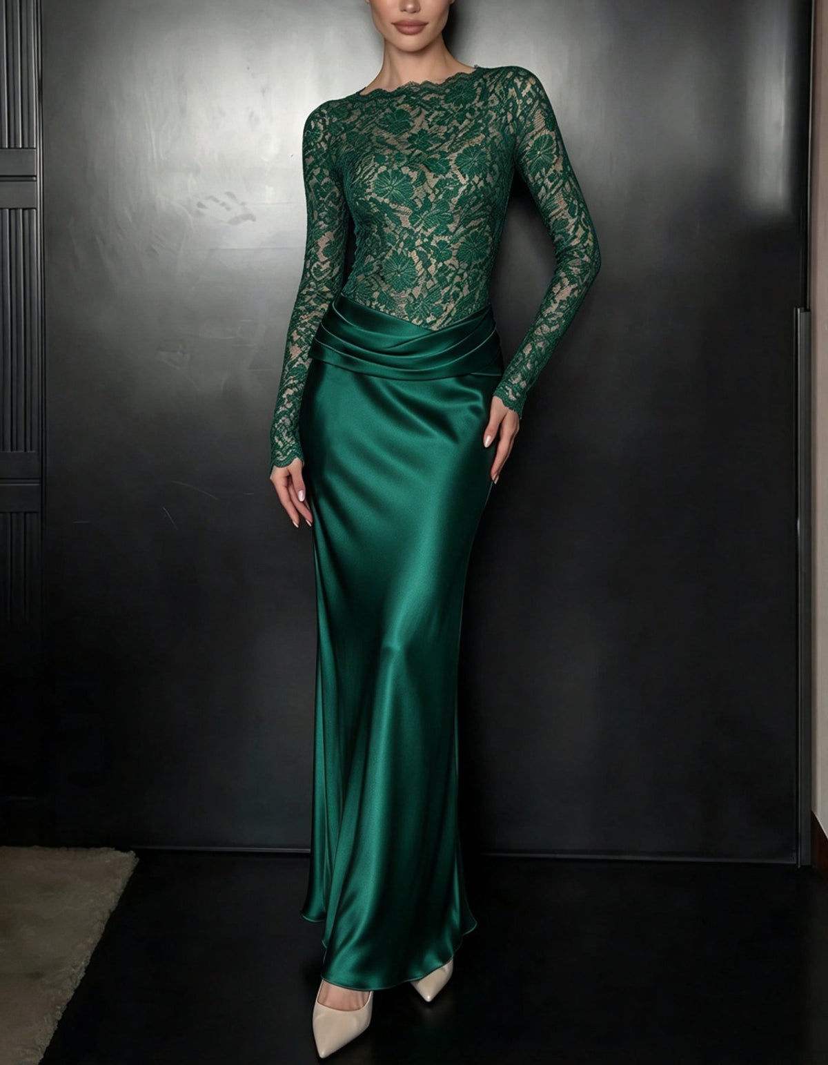 Vestido largo blanco de encaje floral y satén, cuello barco, corte sirena