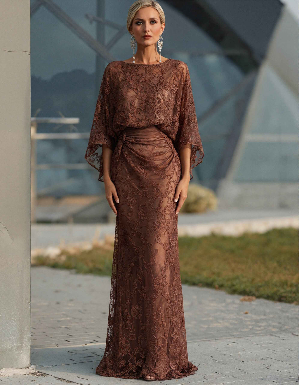 Vestido largo de encaje floral marrón, cuello redondo y manga murciélago