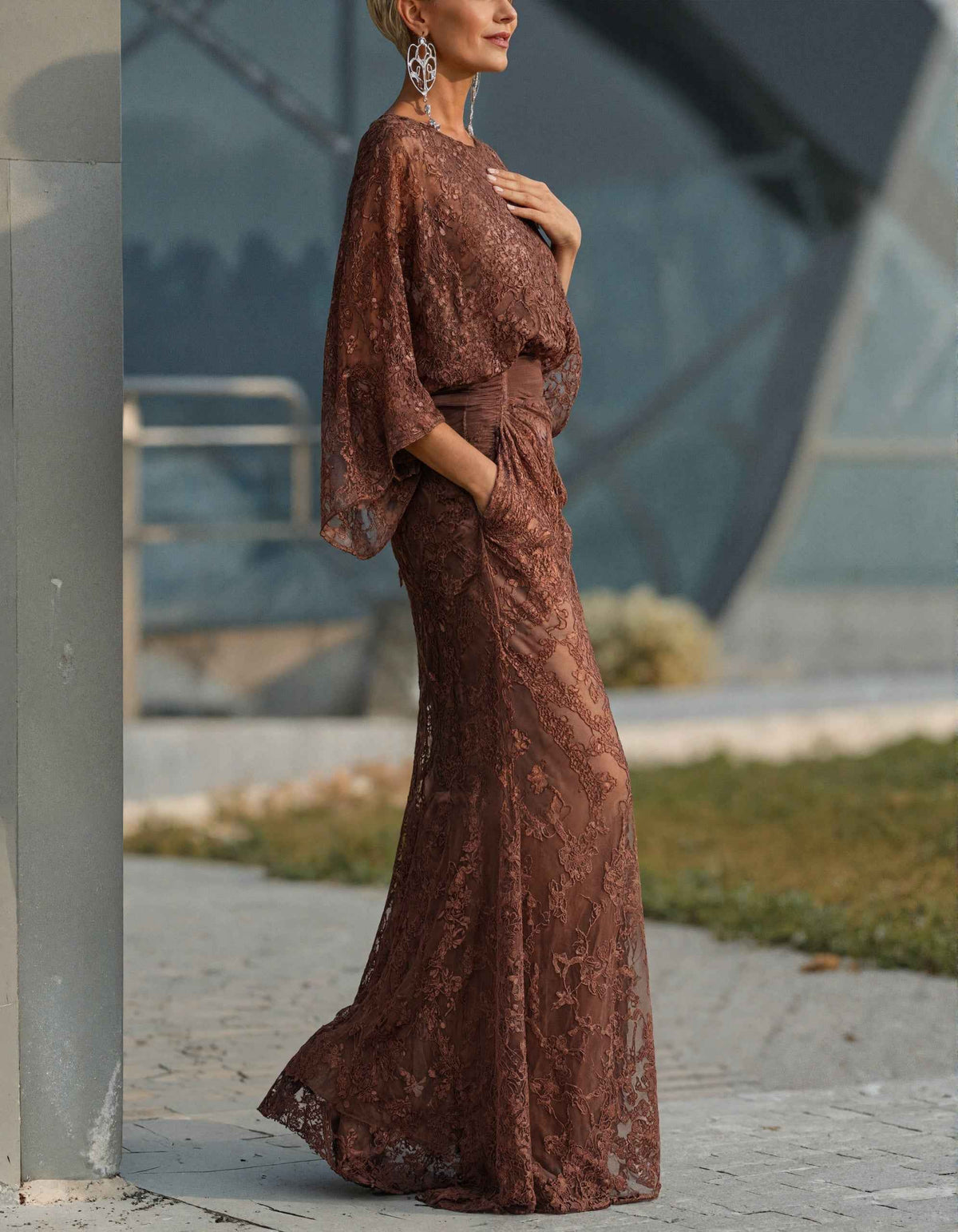 Vestido largo de encaje floral marrón, cuello redondo y manga murciélago