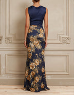 Vestido largo de satén azul oscuro estampado, estilo sirena