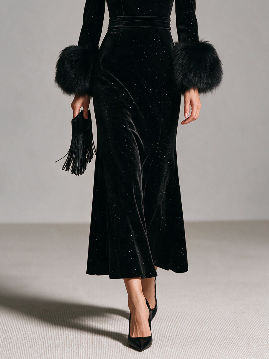 Vestido largo sirena de terciopelo con escote cuadrado y puños de pelo