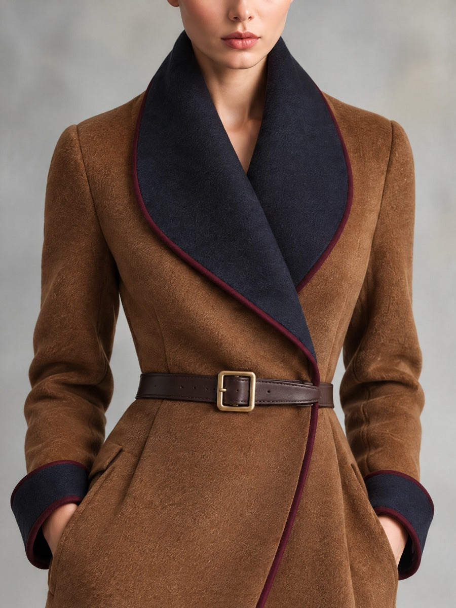 Abrigo largo cruzado camel con cuello chal azul marino