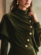 Vestido midi de terciopelo con capa y botones