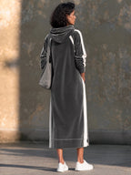 Vestido midi de terciopelo con capucha y franjas laterales