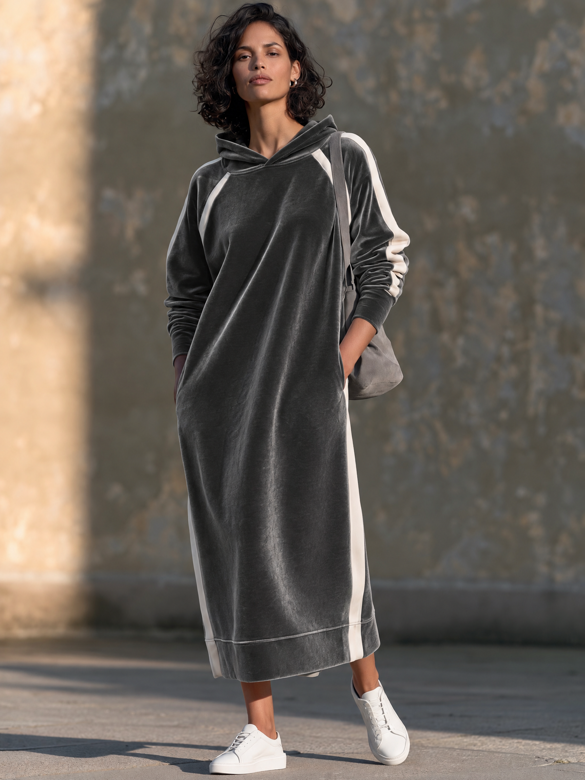 Vestido midi de terciopelo con capucha y franjas laterales