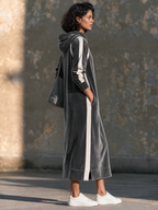 Vestido midi de terciopelo con capucha y franjas laterales