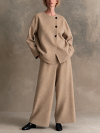 Conjunto de chaqueta corta de lana con botones asimétricos y pantalón ancho